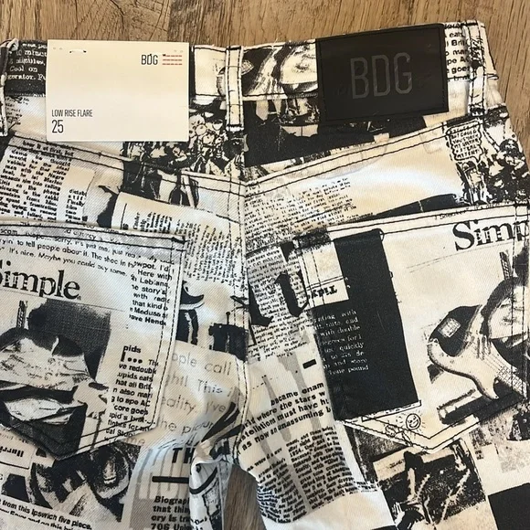 Urban Outfitters BDG NWT Newspaper Print Low Rise Flared Jeans 25 - Picture 7 of 10
